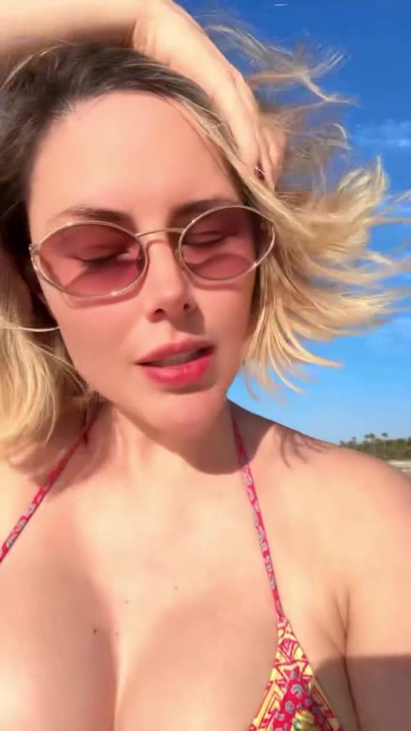 这泳衣尺码小了！欧冠女主持这身材真的呼之欲出